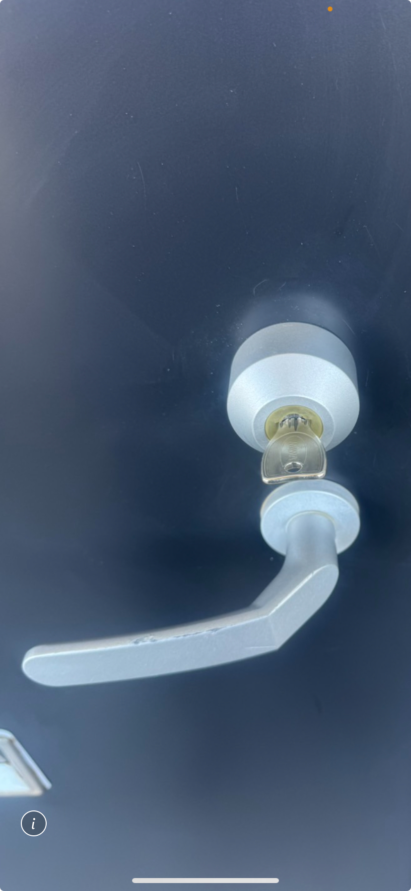 豊見城市アパート玄関鍵交換。MIWA製シリンダー当日施工の様子