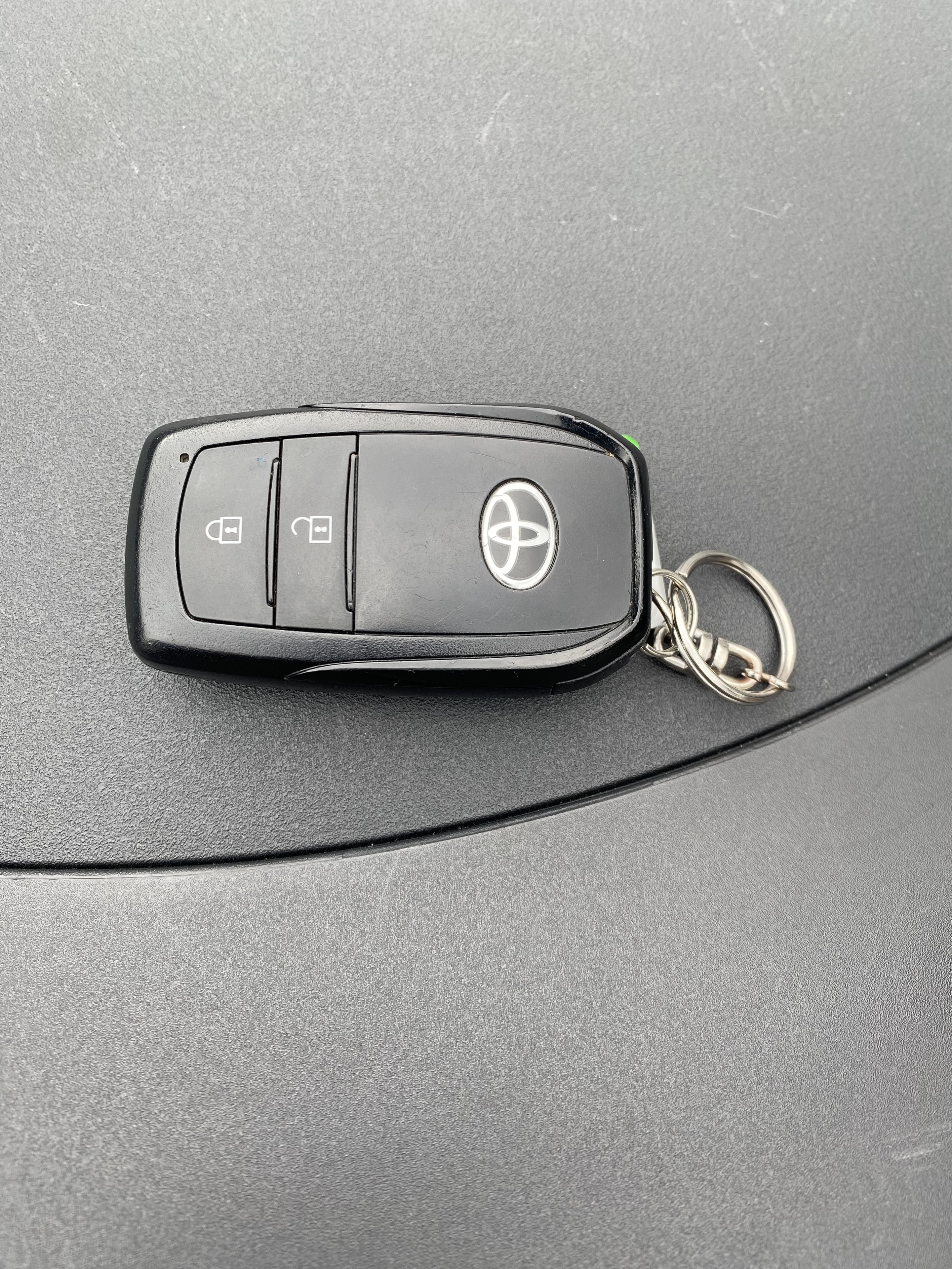 豊見城市、トヨタアクアのスマートキー（イモビライザー）をその場でさくせい。専門機器によるデータ登録で即日お渡し可能