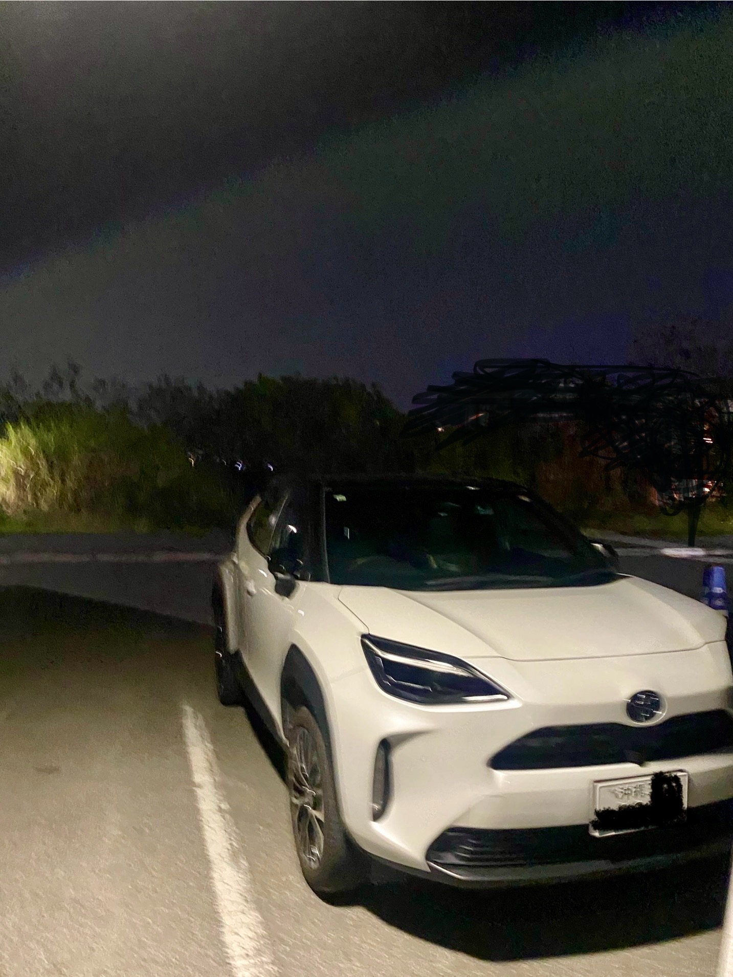 【糸満市潮平】夜間のトヨタ・ヤリスクロス鍵開け作業。最新車種のヤリスシリーズも、鍵穴から傷をつけずに迅速に解錠いたします。糸満市のカギ出張24時