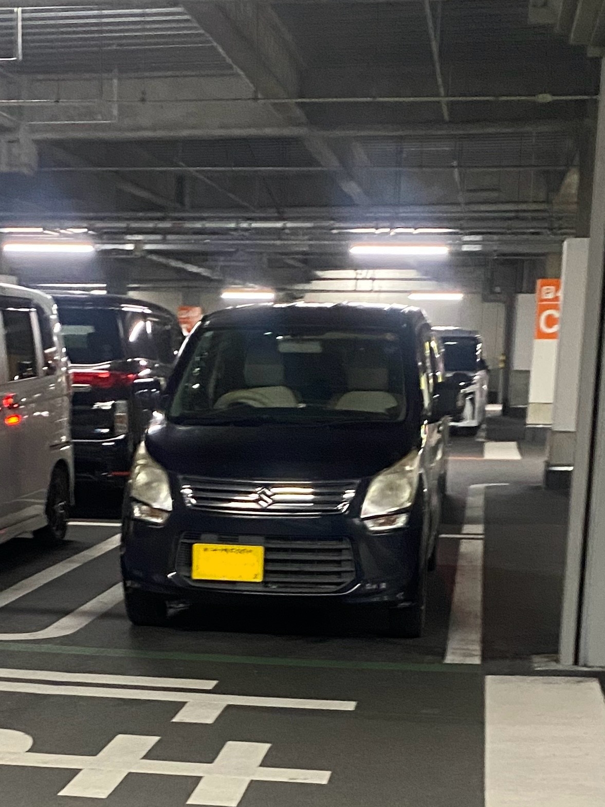 浦添市パルコシティ駐車場でのスズキ・ワゴンR鍵開けおよびスマートキー紛失作成、現場でイモビライザーの鍵作製。トラブルはカギ出張24時。糸満